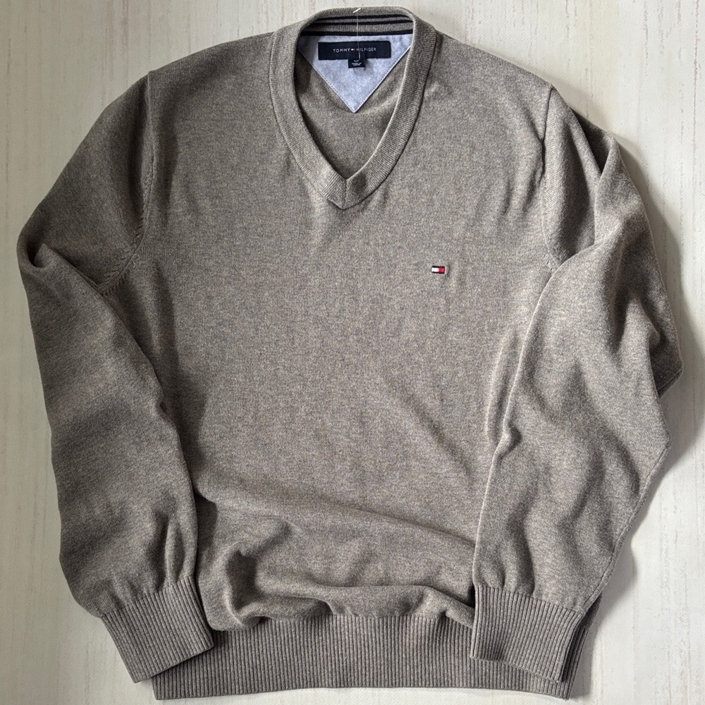 NWOT Tommy Hilfiger Men's V-Neck Sweater in Grey New Without Tags